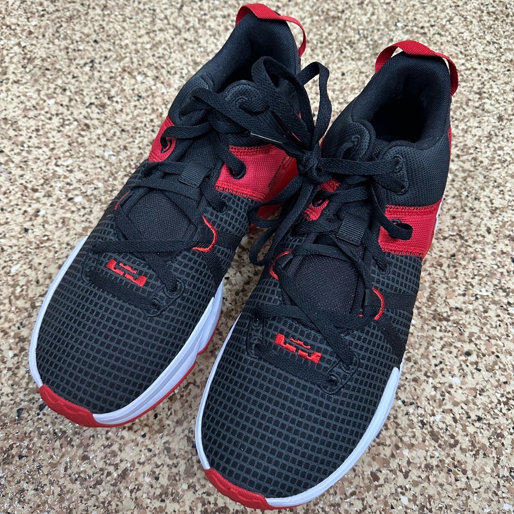 Nike Lebron Witness Basketball Shoes